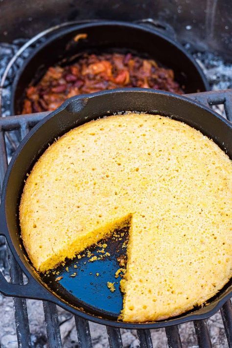 Camping Skillet Cornbread Recipe - Fresh Off the Grid Kamp Kos Idees, Camping Cornbread, Vegetarian Camping Recipes, Classic Cornbread, Vegetarian Camping, Camp Meals, Jiffy Cornbread Recipes, Easy Cornbread Recipe, Cornbread Easy