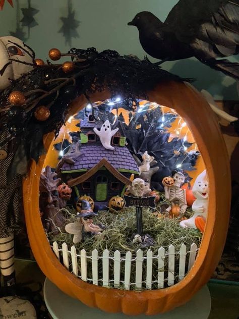 Pumpkin Dioramas, Pumpkin Diorama, Pumpkin Fairy House, Halloween Fairy Garden, Halloween Diorama, Halloween Shadow Box, Scary Halloween Pumpkins, Pumpkin Decorating Contest, Casa Halloween