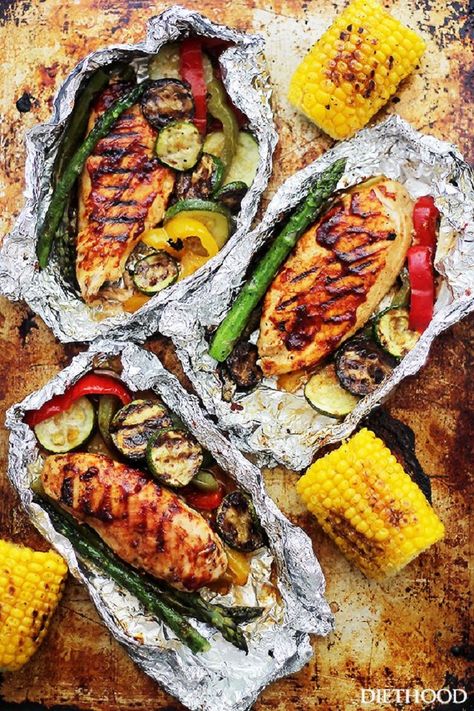 Grilled Barbecue Chicken and Vegetables in Foil - 10 most popular Grilled Clean Eating Recipes Grill Dinners, Protein Dishes, Bbq Meals, Easy Bbq Chicken, Foil Dinners, Foil Packs, Grilled Bbq Chicken, Foil Packet Meals, Full Recipes