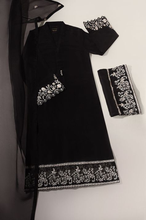 Black Pakistani Suit Party Wear, Black Desi Dress, Black Suit Designs, Black Pakistani Suit, Abaya Ideas, Simple Dress Casual, Marina Dress, Traditional Suit, Pakistani Couture