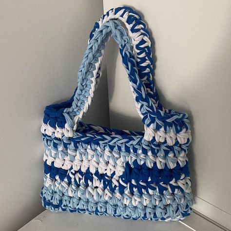 Tri-coloured blue chunky crochet bag! Ready to... - Depop Blue Crochet Aesthetic, Blue Crochet Ideas, Crochet Chunky Bag, Chunky Crochet Bag, Blue Crochet Bag, Crochet Mini Bag, Crochet Top Outfit, Diy Crochet Bag, Crochet Weaves