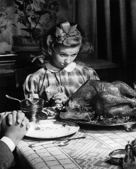 18 Vintage Photos Show How People Celebrate Thanksgiving Through the Past Century Funny Vintage Photos, Thanksgiving Photos, Thanksgiving Pictures, Bug Art, Thanksgiving Day Parade, Vintage Thanksgiving, Vintage Fall, Holiday Looks, Holidays Thanksgiving