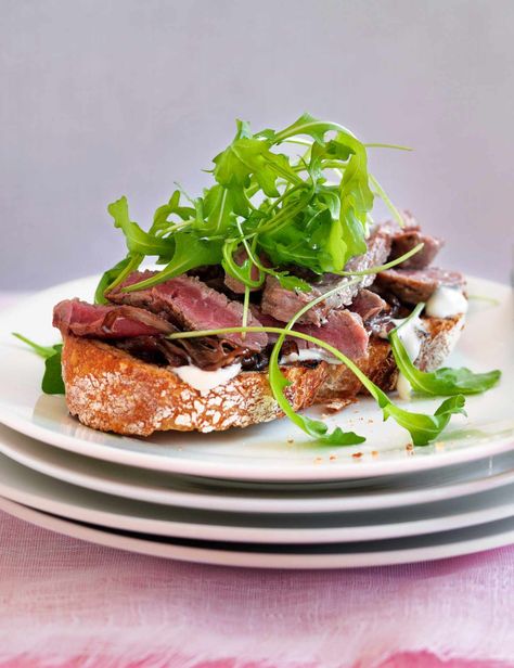 Open steak sandwich with balsamic shallots A really quick and easy lunch idea, this open steak sandwich is dressed with peppery rocket and sweet caramelised shallots. Creamed horseradish adds a punch for a flavour-packed snack or starter. Lamb Sandwich, Savoury Treats, Monday Recipes, Food Knowledge, Picnic Recipes, Country Bread, Roast Beef Sandwiches, Grilled Lamb, Rack Of Lamb