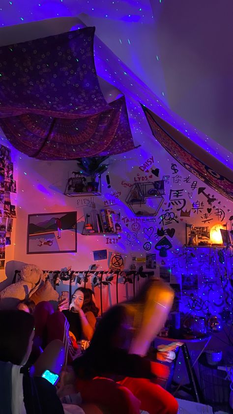 Y2k College Dorm, Room Ideas Aesthetic Tapestry, Y2k Room Inspiration, Edgy Bedroom Aesthetic, Y2k Aesthetic Bedroom, Tapestry Room Aesthetic, Room Inspo Y2k, Grunge Apartment Aesthetic, Bedroom Ideas Y2k