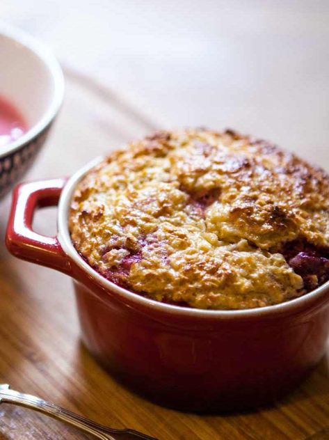 Raspberry baked oats Microwave Baked Oats, Aga Recipes, Coconut Baking, Microwave Baking, Protein Baking, Overnight Oat, Porridge Recipes, Cottage Cheese Recipes, Baked Fruit