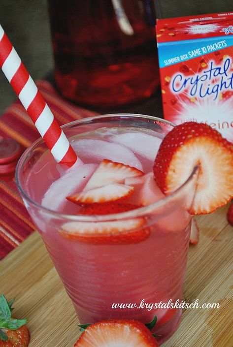 Strawberry Vodka Drinks, Quick Drink Recipes, Low Calorie Drink Recipes, Alcoholic Drinks Vodka, Low Carb Alcoholic Drinks, Whipped Vodka, Light Cocktails, Low Carb Cocktails, Strawberry Vodka