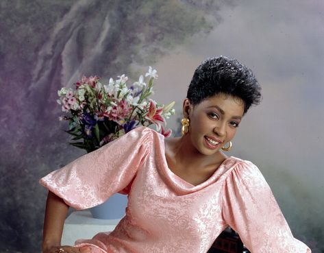 Anita Baker’s Haircut Inspired Thousands Of Black Women But The Industry Didn’t Like It | MadameNoire Tapered Twa, Anita Baker, 1920s Hair, Hip Hop Songs, Short Sassy Hair, Afro Textured Hair, Front Porches, Short Natural Hair Styles, Hair Photo