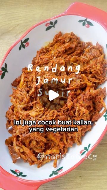 Mariska Tracy on Instagram: "Bikin rendang tapi nggak pakai daging. Hasilnya tetep enak dan murah meriah pastinya. Suwiran jamurnya mirip banget teksturnya kayak ayam suwir. Cocok untuk di-stock pas bulan puasa nanti. Untuk kalian yang vegetarian juga cocok banget pastinya. Berikut resepnya, cara memasak lihat di video. Rendang Jamur Suwir Bahan: 1 kg jamur tiram 900 ml air 600 gram santan kental instan 1 lembar daun kunyit 1 batang sereh 10 lembar daun jeruk 4 butir kapulaga 6 butir cengkeh 3 butir bunga lawang Air asam jawa secukupnya (tuang di akhir) Bahan bumbu halus: 100 gram bawang merah 60 gram bawang putih 70 gram lengkuas 35 gram jahe 1/2 sendok teh jinten 3/4 sendok makan ketumbar 1/4 sendok teh pala bubuk 2 sendok teh garam 1/2 sendok teh kaldu jamur Ai Bulan Puasa, Asam Jawa, Indonesian Cuisine, Jam, On Instagram