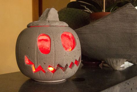 DIY concrete Jack-O-Lantern! So easy, and perfect for our neighborhood... Diy Concrete Planters, Concrete Ideas, Plastic Pumpkins, Diy Lanterns, Concrete Projects, Toy Art, Halloween Diy Crafts, Concrete Diy, Halloween Props