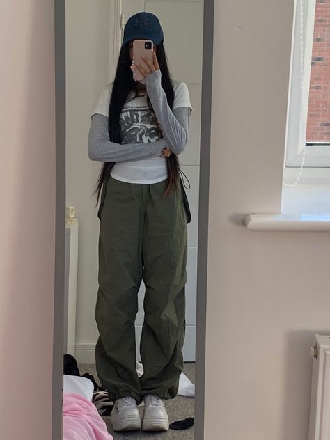 Raining Day Outfit Spring Casual, How To Style Green Parachute Pants, Green Parachute Pants Outfit Winter, Khaki Parachute Pants Outfit, Black Parachute Pants Outfit Winter, Gray Parachute Pants Outfit, Melbourne Fits, Army Green Pants Outfit, Cargo Outfits Women