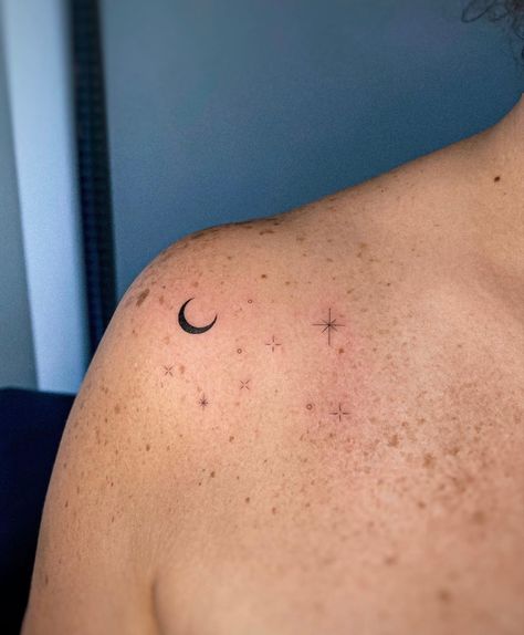 Moon And Star Tattoo, Star Tattoo On Shoulder, Tattoos Sunflower, Tattooed Freckles, Wave Tattoos, Delicate Tattoos For Women, Star Tattoo, Delicate Tattoo, Cute Tiny Tattoos