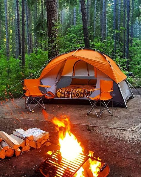 Camping Ideas For Couples, Zelt Camping, Tenda Camping, Camping Sauvage, Camping Snacks, Camping Diy, Retro Camping, Camping Photography, Camping Places