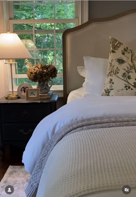 Traditional Primary Bedroom Ideas, Nancy Myers Style Bedroom, Nancy Myers Homes Aesthetic Bedroom, Nancy Meyers Interiors Master Bedrooms, Nancy Meyer Bedroom, Nancy Meyers Paint Colors, Martha Stewart Home Aesthetic, Nancy Myers Bedrooms, Nancy Meyers Christmas