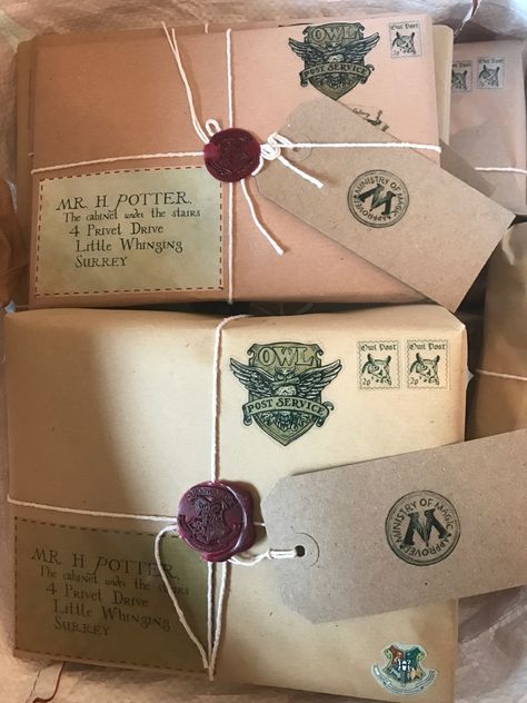 Harry Potter Packages, Harry Potter Packages Diy, Harry Potter Present Wrapping, Harry Potter Christmas Wrapping, Harry Potter Gift Wrap, Harry Potter Christmas Presents, Harry Potter Theme Gifts, Harry Potter Wrapping Paper, Harry Potter Packaging