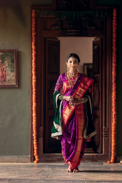 maharashtrian bride Marathi Bridal Look, Marathi Saree, Maharashtrian Saree, Marathi Bride, Marathi Wedding, Indian Wedding Poses, Nauvari Saree, Indian Bridal Sarees, Couple Wedding Dress