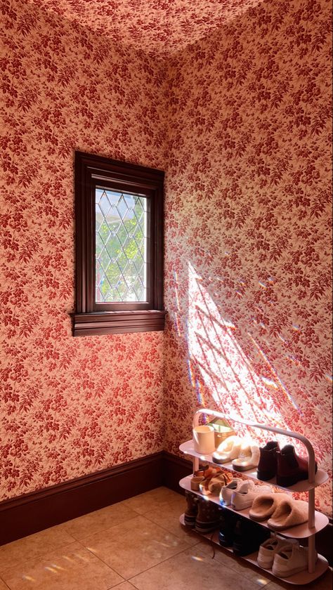 Vintage-inspired floral wallpaper hangs floor to ceiling in the entryway of our Victorian home. Victorian Home Wallpaper, Vintage Wallpaper Room, Wall Paper Textures, Vintage Wallpaper Home, Gilmore House, Retro Entryway, Victorian Floral Wallpaper, Wall Paper Interior, Wallpaper Entryway