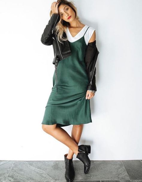 Satin Dress Outfit Casual, Slip Dress Outfit Ideas, Satin Dress Casual, Satin Dress Outfit, Silk Dresses Outfit, Slip Dress Outfit, Designer Wardrobe, Green Slip Dress, Silk Laundry