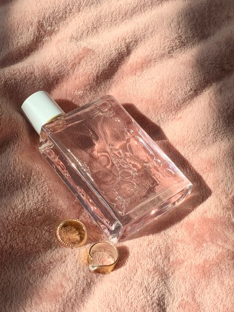 Aesthetic Perfume, Burberry Pink, Perfume Collection, Aesthetic Grunge, Smell Good, Instagram Aesthetic, Fashion Brands, Dahlia, Photo Ideas