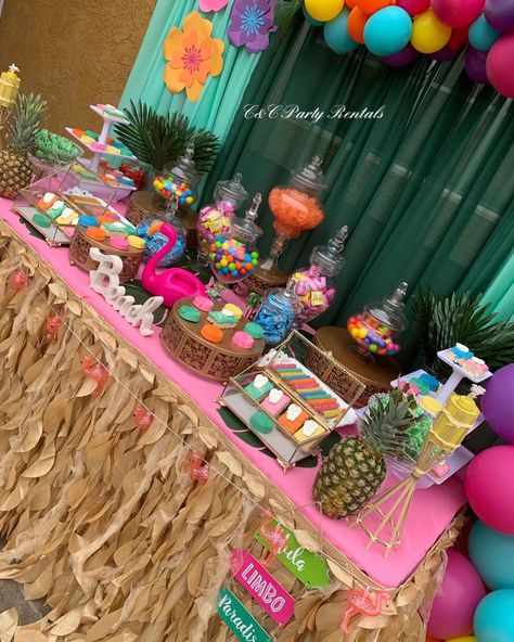 Summer Candy Table Ideas, Hawaii Bday Theme, Hawaiian Candy Table Ideas, Tropical Treats For Party, Tropical Candy Bar Ideas, Luau Candy Bar, Hawaii Sweet 16, Hawaiian Sweet 16, Tropical Candy Bar