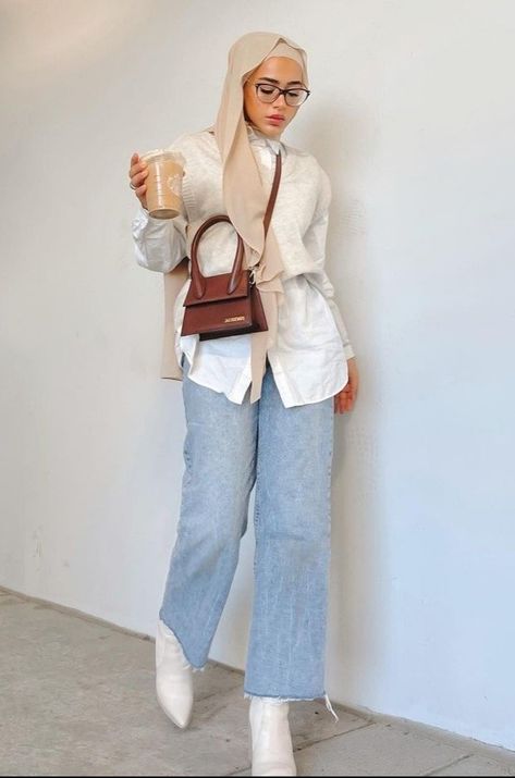 Trending Hijab Outfits, Hijabi Girl Style Summer, Modern Hijab Style, Hijabi Fashion Summer, Fall Fashion Outfit Ideas, White Shirt And Blue Jeans, Girl Essentials, Life Essentials, Hijab Fashion Summer