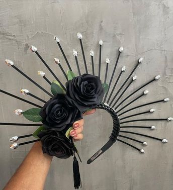 Danicris_acessorios on Instagram: "Pe�ça única 🖤🖤🖤🖤🖤🖤. 238 VENDIDO" Dia De Los Muertos Decorations Ideas, Felt Hair Accessories, Den Mrtvých, Halloween Makeup Diy, Headpiece Diy, Diy Crown, Bedroom Crafts, Diy Decor Ideas, Home Diy Ideas