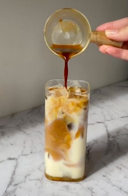 Biscoff Latte, Iced Latte Recipe, Coffee Lattes, Caramel Biscuits, Biscoff Biscuits, Cold Brew Iced Coffee, Drink Recipes Nonalcoholic, Twisted Recipes, Lotus Biscoff