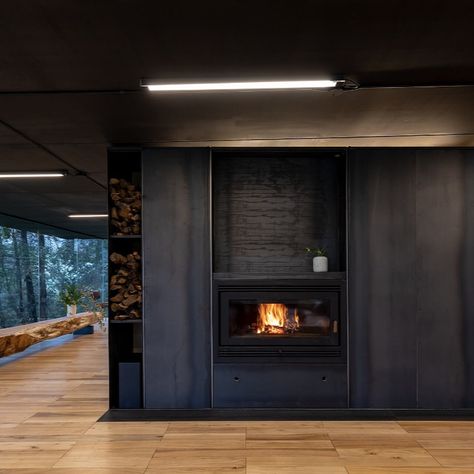 Exterior view of the house showing the cantilever over a lush hill Osb Texture, Underfloor Heating Systems, Multifunctional Space, Rural House, Glass Boxes, Green Roof, Structural Engineering, Open Plan Kitchen, Wood Burning Fireplace