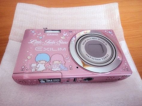 Little twin stars camera Hello Kitty Guitar, Casio Exilim, Camera Decor, Cute Camera, Retro Gadgets, Kitty Stuff, Baby Pink Aesthetic, Cassette Player, Twin Stars