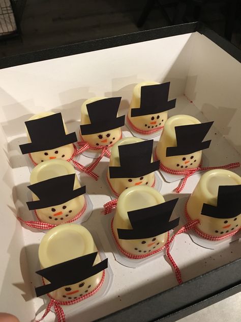 Snowman Treats For School, Snowman Pudding Cups, Christmas Pudding Cups For Kids, Kersthapje School, Christmas School Treats, Christmas Class Treats, Snowman Snacks, Daycare Treats, Christmas Sweet 16