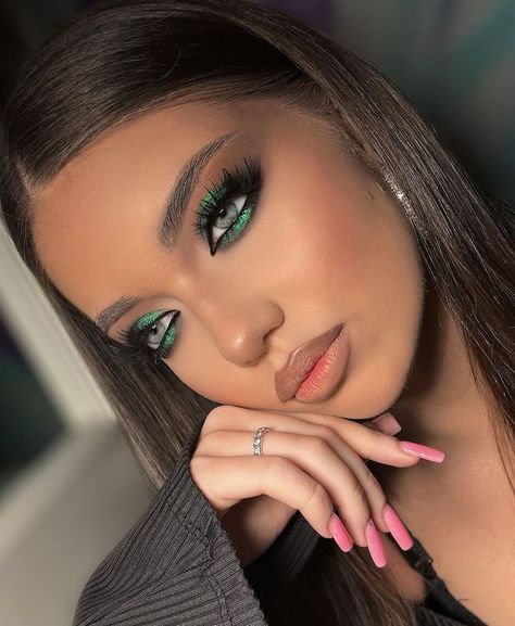 Simple Green Makeup, Simple Green Makeup Looks, Dark Green Eyeshadow, Green Glitter Eyeshadow, Green Makeup Looks, Makeup Verde, Teal Eyeshadow, Teal Makeup, Eyeshadow Green