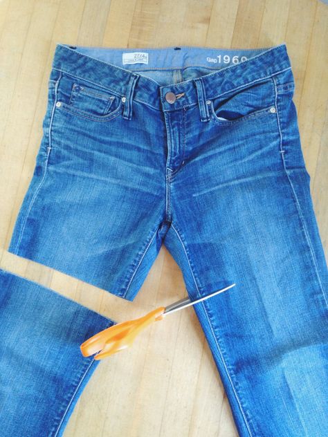 Making Jean Shorts, Diy Denim Shorts, Diy Jean Shorts, Diy Distressed Jeans, Jean Cutoffs, Cut Jean Shorts, How To Make Jeans, Diy Jeans, Diy Shorts