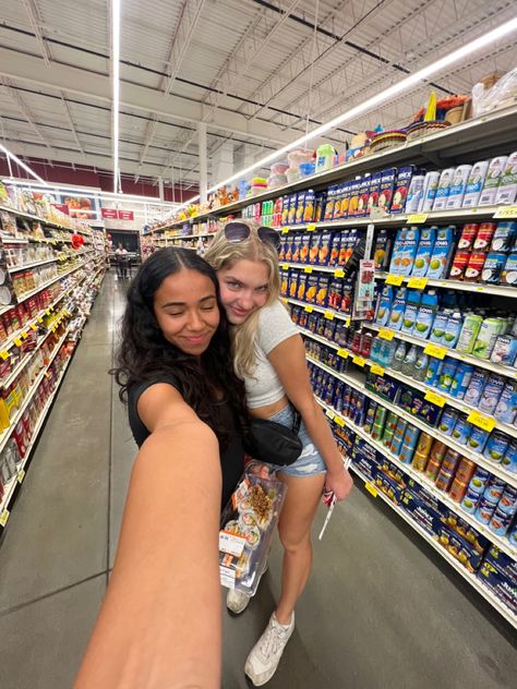 Grocery Store Aesthetic Friends, Shopping Pics Best Friends, Shopping With Best Friend, 0.5 Pics With Friends, Shopping With Bestie Aesthetic, Aesthetic 0.5 Pictures, Shopping Photo Ideas, Shopping With Friends Aesthetic, Shopping Pics