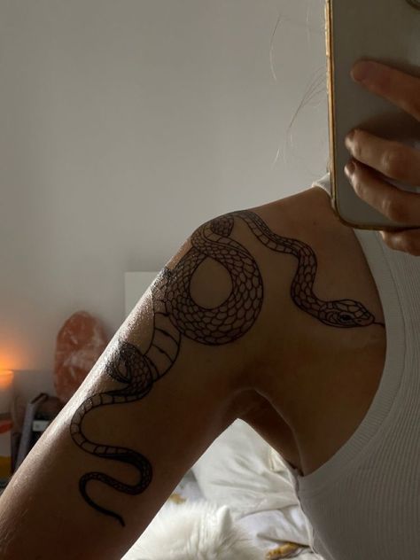 Shoulder Snake Tattoo, Snake Around Arm Tattoo, Tatoo Dog, Tattoo Animals, Girl Shoulder Tattoos, 12 Tattoos, Father Tattoos, Serpent Tattoo, Wrap Tattoo