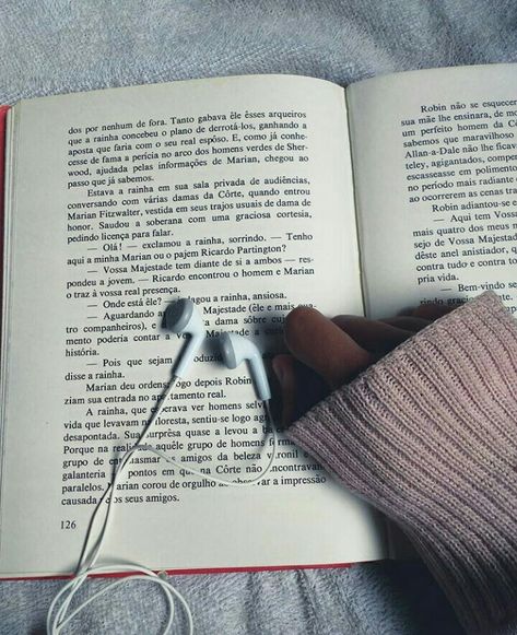 Lendo livro e com fones de ouvidos em cima, muito tumblr Tumblr