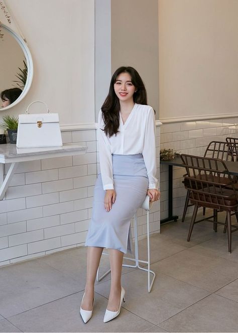 Elegant Outfit Casual Classy Plus Size, Lawyer Outfit Women Korean, Business Corporate Outfits, Skirt Work Outfits Women Office, Korean Office Style Work Outfits, Formal Office Outfits Women, Business Casual Outfits For Women Skirt, Office Outfits Skirt, Korean Office Look