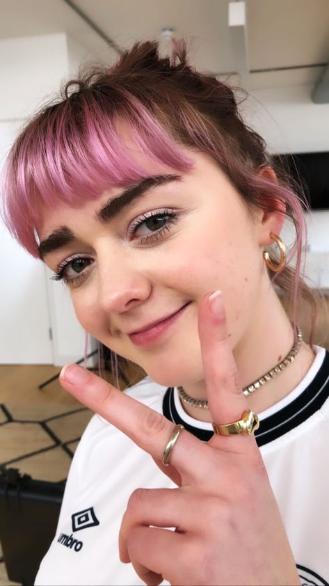 Maisie Williams Dress, Loyle Carner, Color Characters, Joe Dempsie, Engagement Ring Pictures, Tiny Dress, Lewis Howes, Purple Lady, Nylon Magazine