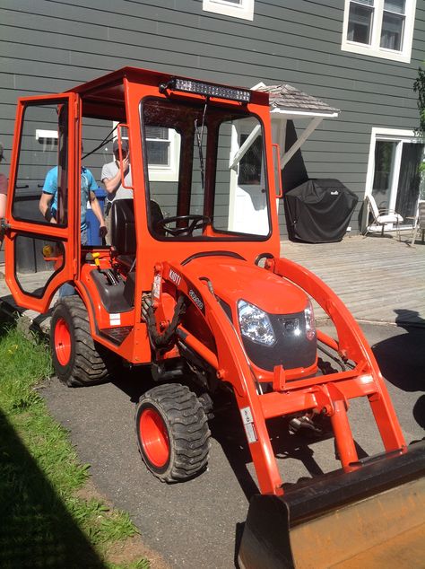 Tractor Cabs Homemade, Small Garden Tractor, Garden Tractor Attachments, Atv Implements, Tractor Cabs, Custom Truck Beds, Tractor Idea, Small Tractors, Tractor Accessories