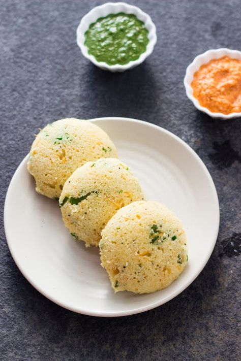 Idli Recipe Video, Semolina Breakfast, Oats Idli Recipe, Semolina Recipes, Oats Idli, Semolina Recipe, Rava Idli, South Indian Breakfast, Idli Recipe