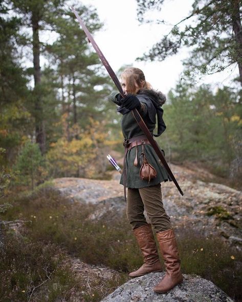 Archery Photos, Viking Archer, Medieval Clothing Women, Medieval Clothes, Female Armor, Larp Costume, Bow And Arrow, Medieval Clothing, Fantasy Costumes