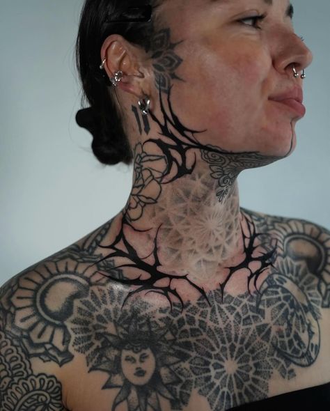 @nooirtattoo 🖤 Freehand neck and collarbone made recently by our resident artist Dominga 💥 She’s currently offering a discount on freehand pieces! Send her a DM directly or click the link in her bio to get in touch 🖊️ #tattoo #auraninetyfour #blackwork #blackworktattoo #blkttt #blackworkers #blackworkerssubmission #blacktattooart #necktattoo #collarbonetattoo #chesttattoo #tattooideas #blxckink #tattooinspiration #tttism #undergroundartist #darkart #darktattoo #gothtattoo #artesobscurae #d... Collarbone And Neck Tattoo, Collarbone Reference, Neotribal Neck Tattoo, Jawbone Tattoo, Neck Sleeve Tattoo, Touch Tattoo, Collarbone Tattoos, Collarbone Tattoo, Goth Tattoo