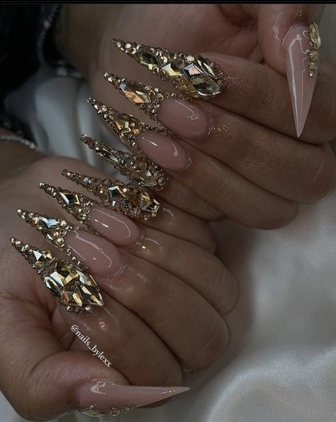 Nails Art Easy, Nail Art 2022, Gold Stiletto Nails, Stilleto Nails Designs, Swarovski Nails, Nails Design With Rhinestones, Bling Acrylic Nails, Diamond Nails, Prom Nails