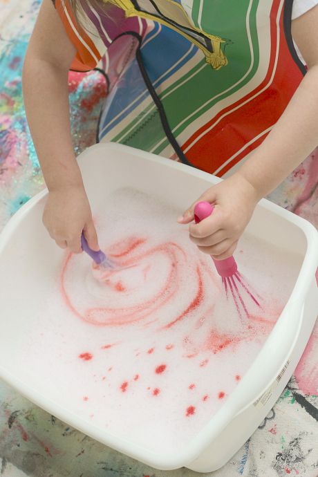 princess pink bubble bin sensory soap play (Dish soap, water, food colouring, whiskers, cups) Sensory Science, Sensory Table Ideas, Sensory Tubs, Play Therapy Techniques, Baby Sensory Play, Montessori At Home, Preschool Colors, Sensory Ideas, Montessori Ideas