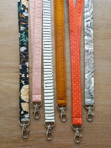 Make A Lanyard, Diy Lanyard, Cute Lanyards, Diy Sewing Gifts, Sewing To Sell, Scrap Fabric Crafts, Scrap Fabric Projects, Fabric Lanyard, Teachers Diy