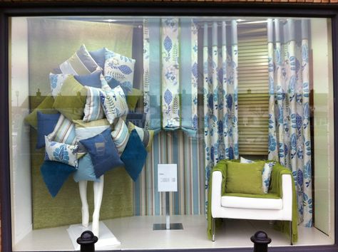 Blanket Display Retail, Fabric Shop Window Display, Store Window Displays, Visual Merchandising Displays, Window Display Design, Fabric Display, Fun Fabric, Shop House Ideas, Online Shop Design