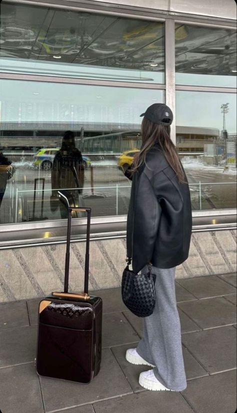 European Airport Outfit, Airport Outfit Aesthetic, Airport Outfit Winter, Neutral Color Outfits, Airport Outfit Summer, Airport Travel Outfits, Flight Outfit, Airplane Outfits, Underground Clothing