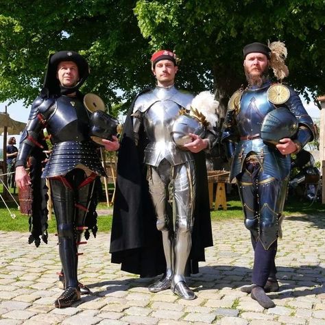 Nice Shot from the Alteisen-armourfencing Event 😊 Jousting Armor, 15th Century Armor, Medieval Helmets, Century Armor, Medieval Armour, Fantasy World Map, Martial Arts Workout, Cosplay Diy, Arm Armor