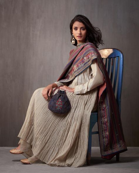 Good Earth on Instagram: “A festive collection of gossamer silks and chanderis with vintage motifs and intricate jaal-like patterns from the royal courts of Awadh.…” Good Earth Kurta, Desi Mehndi, Vintage Motifs, Kaftan Designs, Indian Designer Suits, Simple Kurta Designs, Desi Wear, Salwar Kamiz, Good Earth