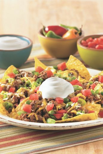 Nachos Recipe Beef, Beef Nachos, Nachos Supreme, Nachos Recipe Easy, Loaded Nachos, Nachos Beef, Sour Cream Recipes, Nachos Recipe, Perfect Appetizers