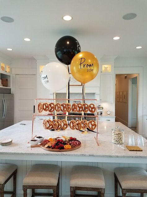 Post Hoco Party, Prom Morning Ideas, Prom House Decorations, Before Prom Party Ideas, Pre Homecoming Party Ideas, Hoco Party Decor, At Home Prom Ideas, Pre Prom Decorations, Prom Watch Party Ideas