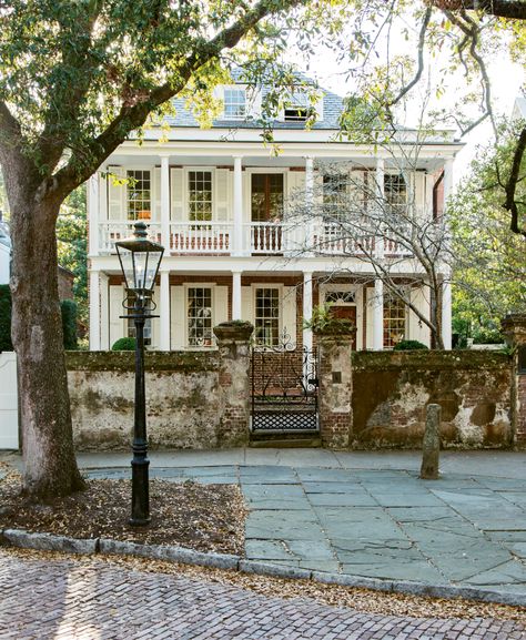 An Eye for Refinement | Charleston SC | Charleston Magazine Charleston Historic Homes, Charleston Homes Exterior, Estilo Charleston, Southern Houses, Charleston Architecture, Southern Style Homes, Charleston House, Southern Colonial, Townhouse Exterior